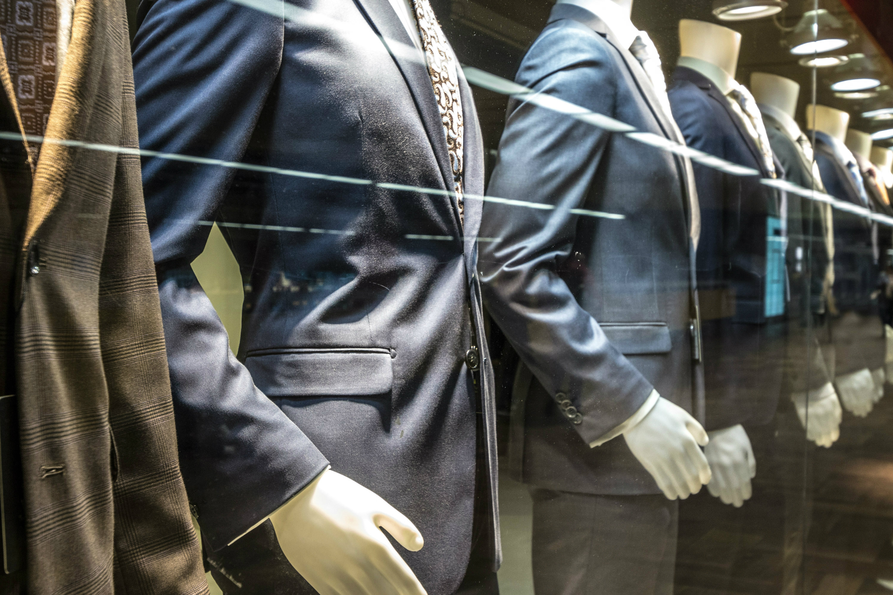 A GENTLEMAN'S GUIDE TO COTTON SUITS